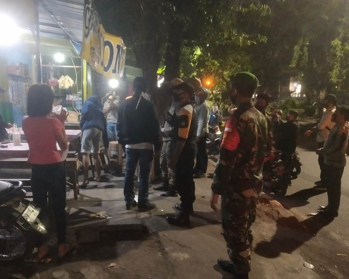 Polsek Semampir Bareng Instansi Samping, Sosialisasikan Aturan Jam Malam di Pertokoan & Warkop