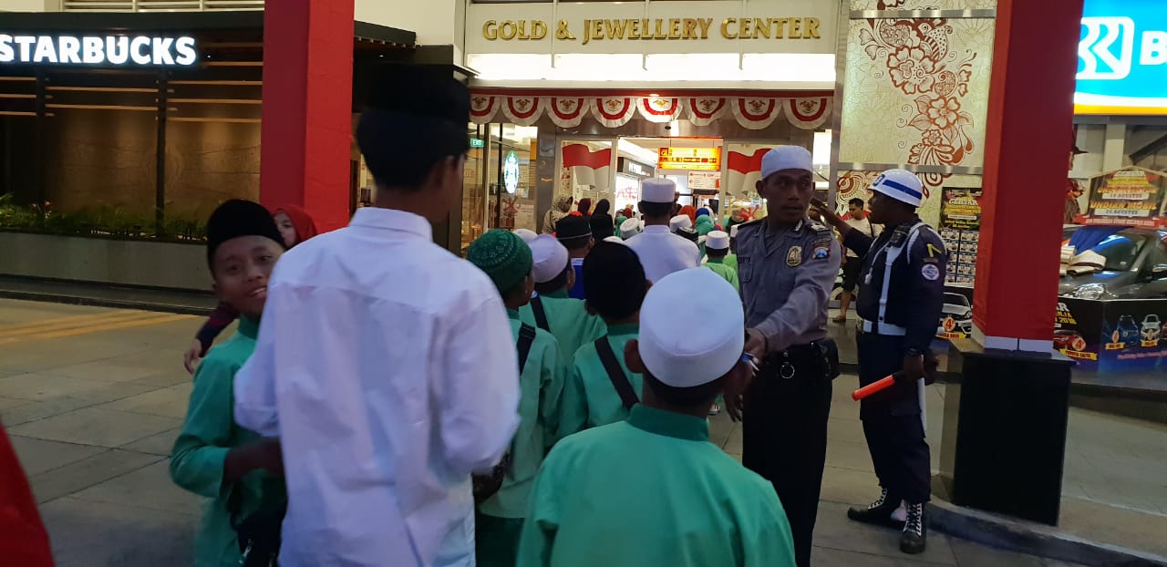 Polsek Krembangan Ajak Santri & Santriwati Nonton Bareng Film 22 Menit