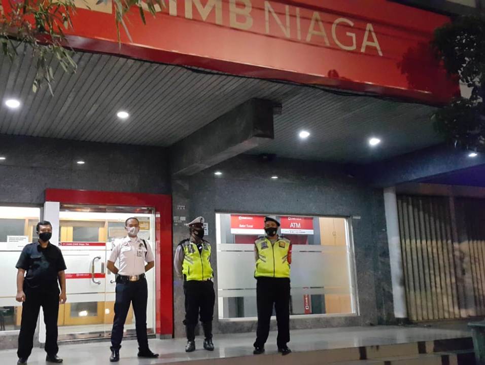 Polsek Pabean Cantikan Gelar Patroli Perbankan di Malam Hari, Sampaikan Pesan Waspada Orang Tak Dikenal
