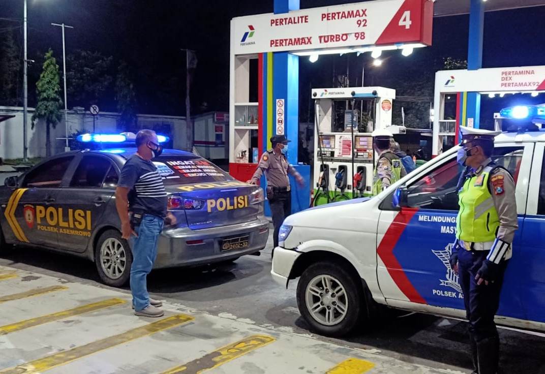 Polsek Asemrowo Gelar Patroli Rutin di Malam Hari, Jaga Keamanan Wilayah