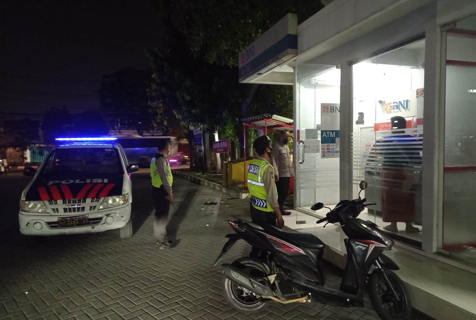 Polsek Semampir Gelar Patroli Malam di Gerai ATM, Antisipasi Kriminalitas 3C