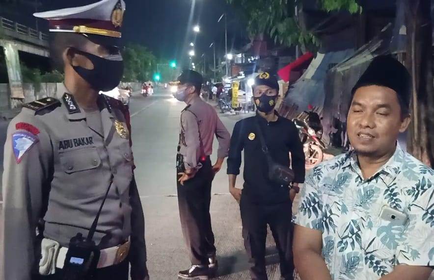 Polsek Asemrowo Bersama Satpol PP Gelar Operasi Penertiban Masker Malam Hari di Jalan Tambak Mayor