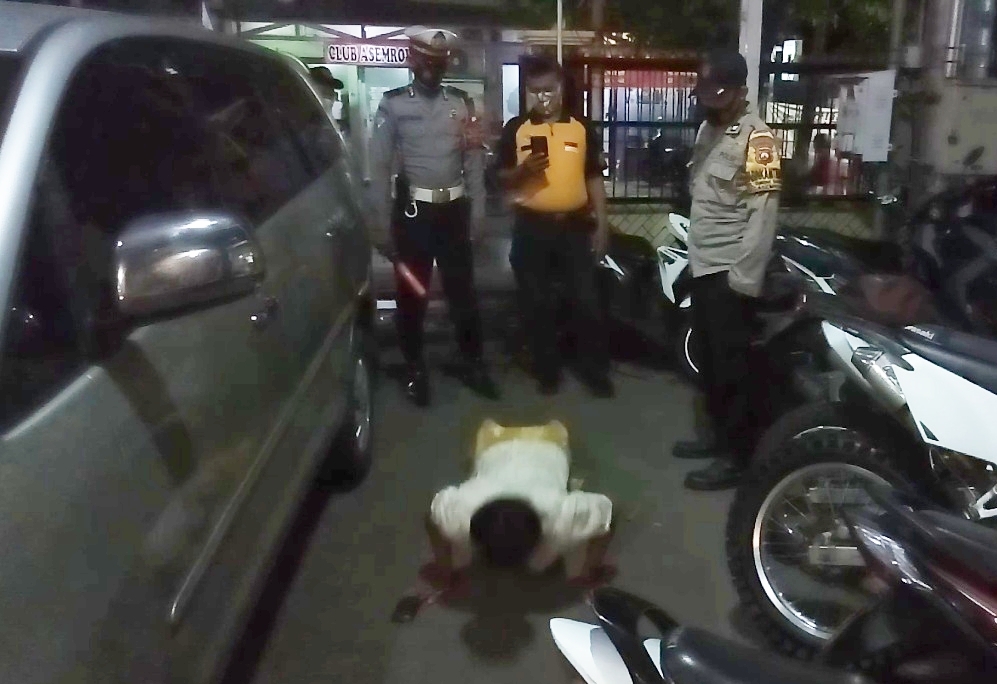 Polsek Asemrowo Gelar Operasi Penertiban Masker, Tekan Penyebaran Covid-19 di Wilayahnya