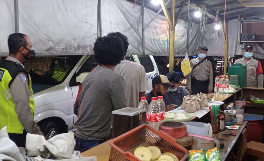 Polsek Krembangan Lakukan Operasi Pemberlakuan Jam Malam, Datangi Warung-Warung Yang Masih Tetap Buka