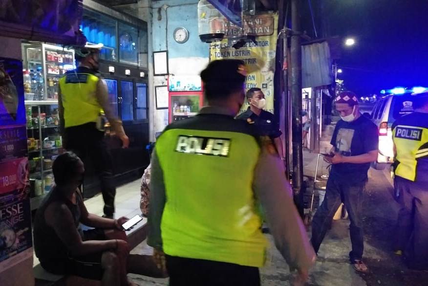 Polsek Krembangan Gelar Operasi Pemberlakuan Jam Malam di Warung & Cafe