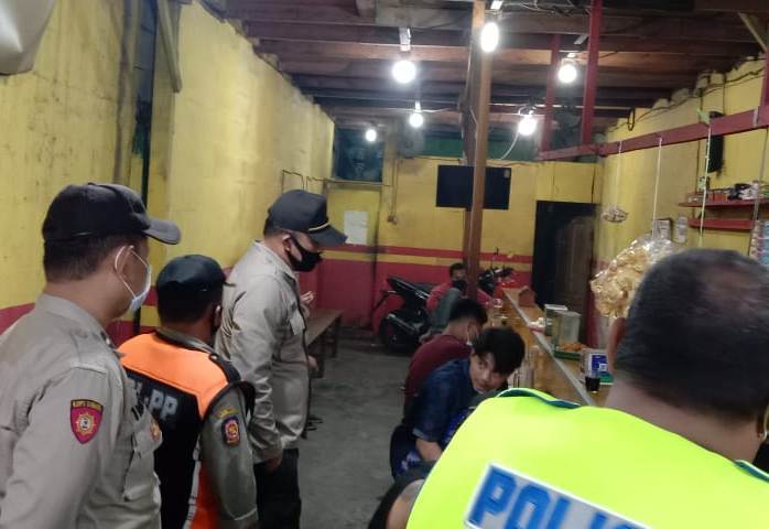 Polsek Krembangan Terus Lakukan Operasi Pemberlakuan Jam Malam & Penertiban Masker di Warung-Warung