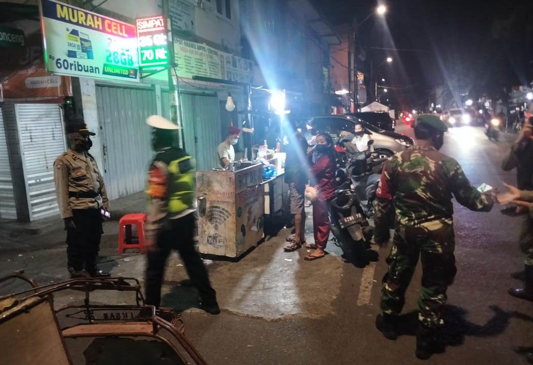 Sasar Warung & Toko, Polsek Semampir Bareng Instansi Samping Gelar Operasi PPKM Darurat