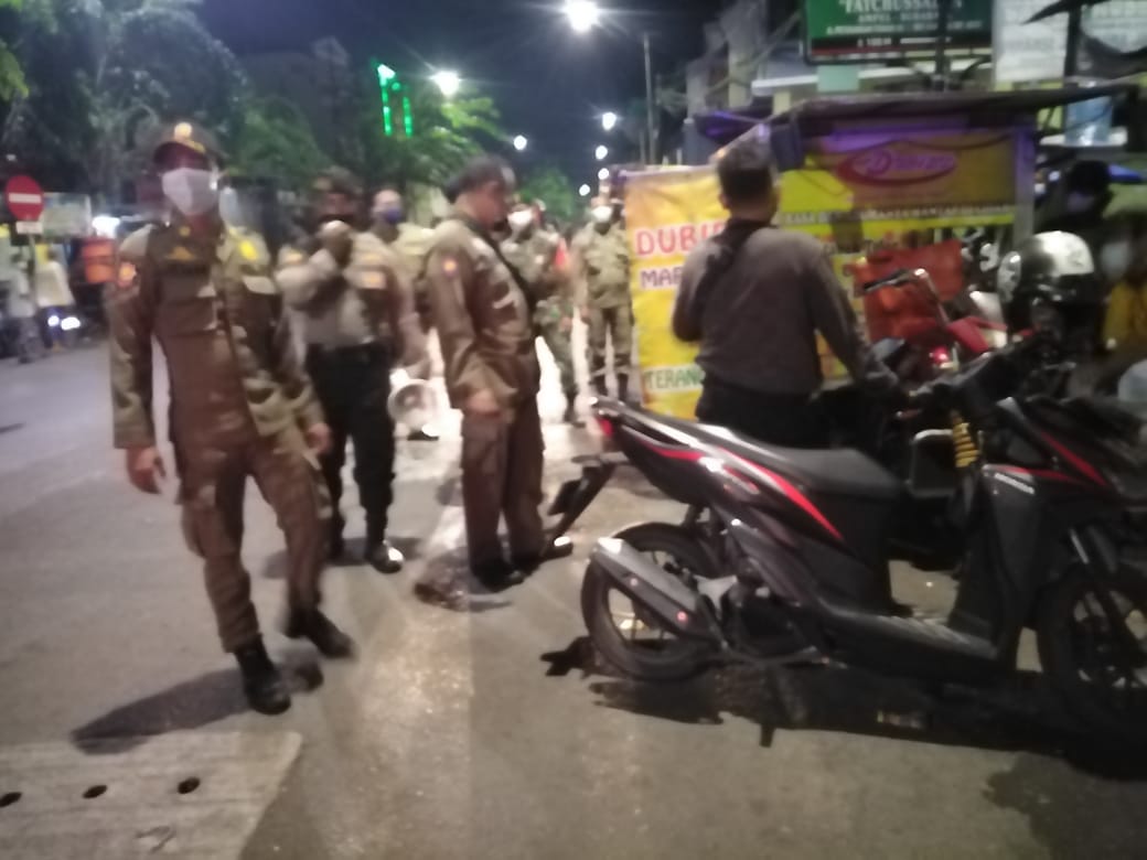 Polsek Semampir Sasar Warung-Warung, Gelar Operasi Pemberlakuan Jam Malam Sesuai Penerapan PPKM Darurat
