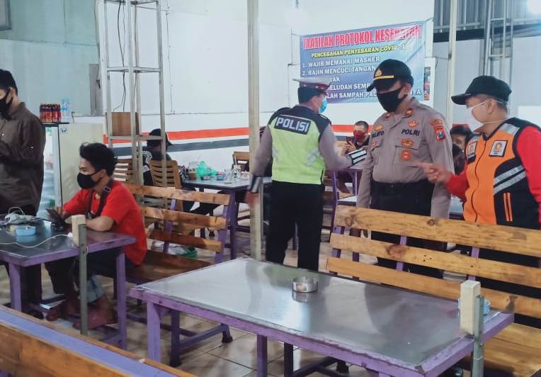 Polsek Asemrowo Bareng Satpol PP Gelar Razia Penggunaan Masker di Warkop