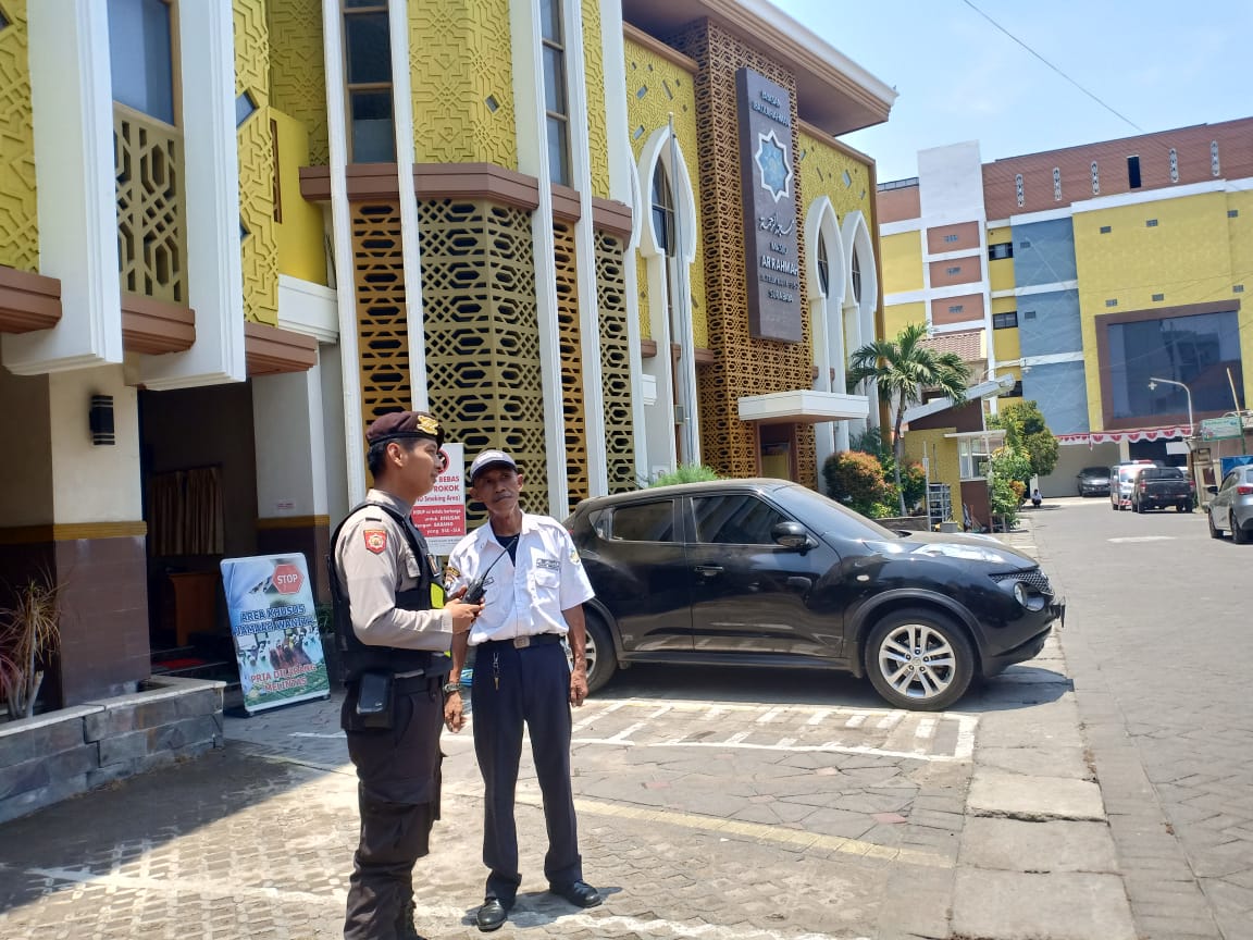 Satsabhara Polres Tanjung Perak Titip Pesan Waspada 3 C ke Petugas Sekuriti Masjid