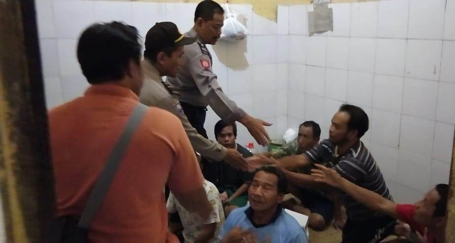 Antisipasi Tahanan Sakit Berat, Polsek Asemrowo Lakukan Pengecekan Setiap Hari