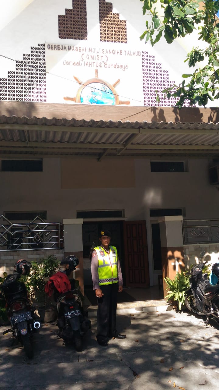 Polsek Krembangan Amankan Kebaktian di 9 Gereja
