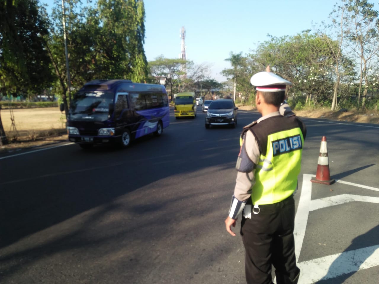 Satlantas Polres Tanjung Perak Lakukan Pengaturan Lalu Lintas di Titik Rawan Macet