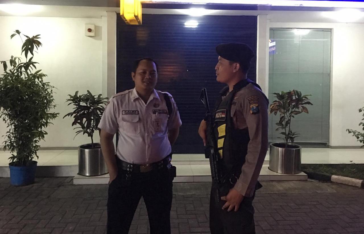 Pantau Keamanan di Kantor Bank, Satsabhara Polres Tanjung Perak Lakukan Patroli Malam