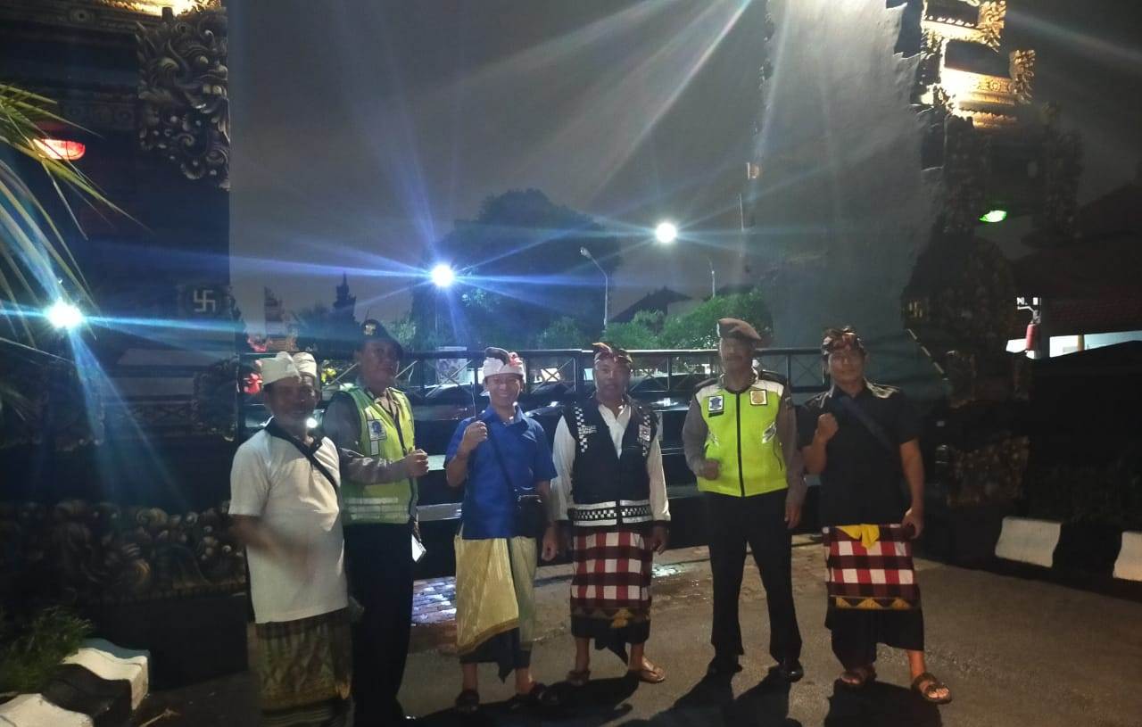 Polsek Krembangan Lakukan Pengamanan Upacara Galungan di Pura Jagad Karana