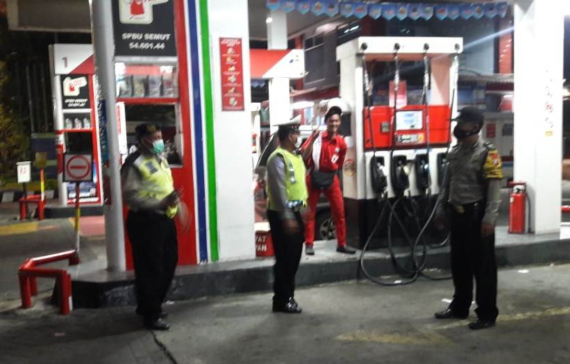 Polsek Pabean Cantikan Gelar Patroli Malam di SPBU, Sampaikan Pesan Waspada Jambret