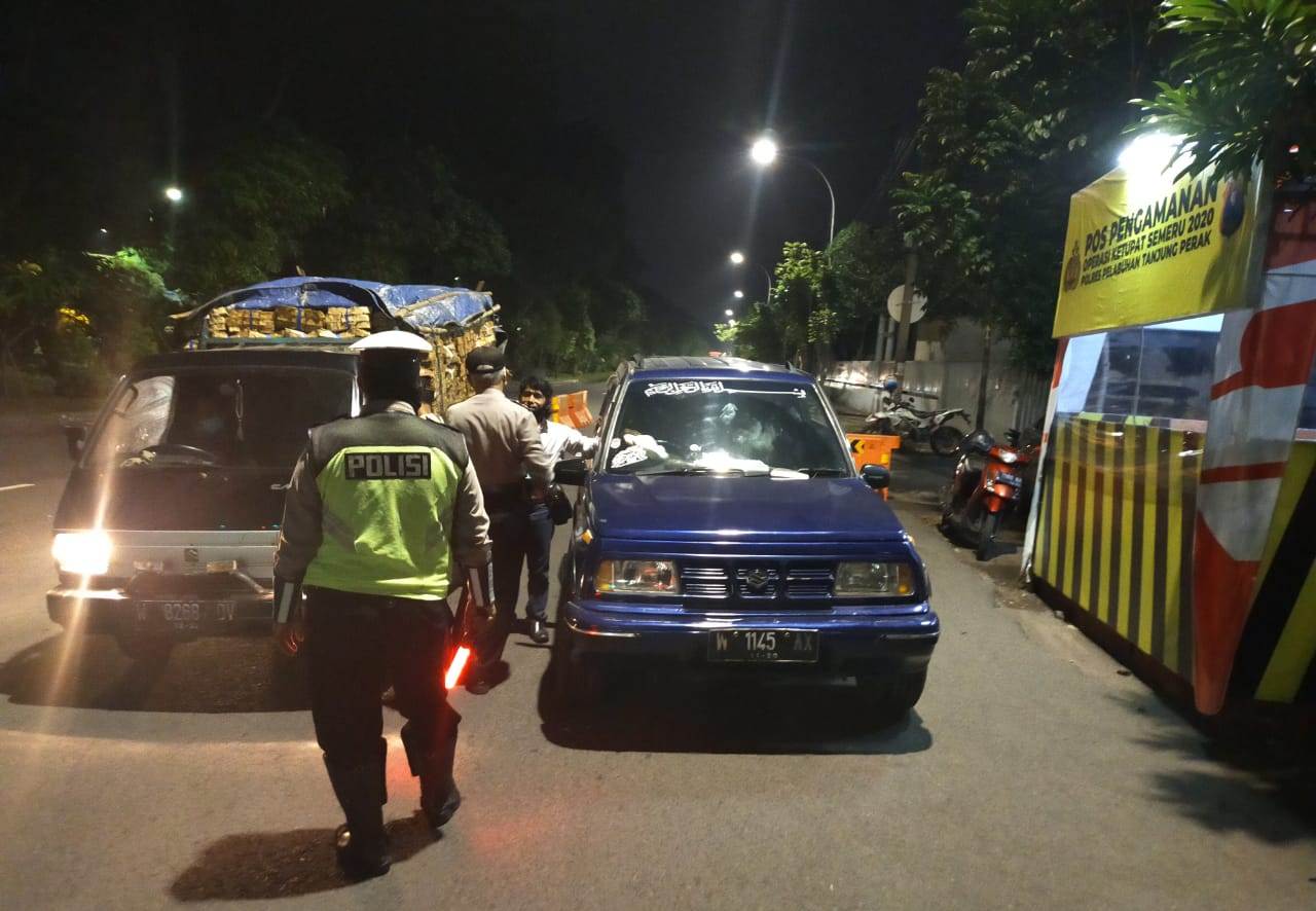 Polsek Asemrowo Lakukan Penyekatan Kendaraan di Pospam Jalan Dupak Rukun