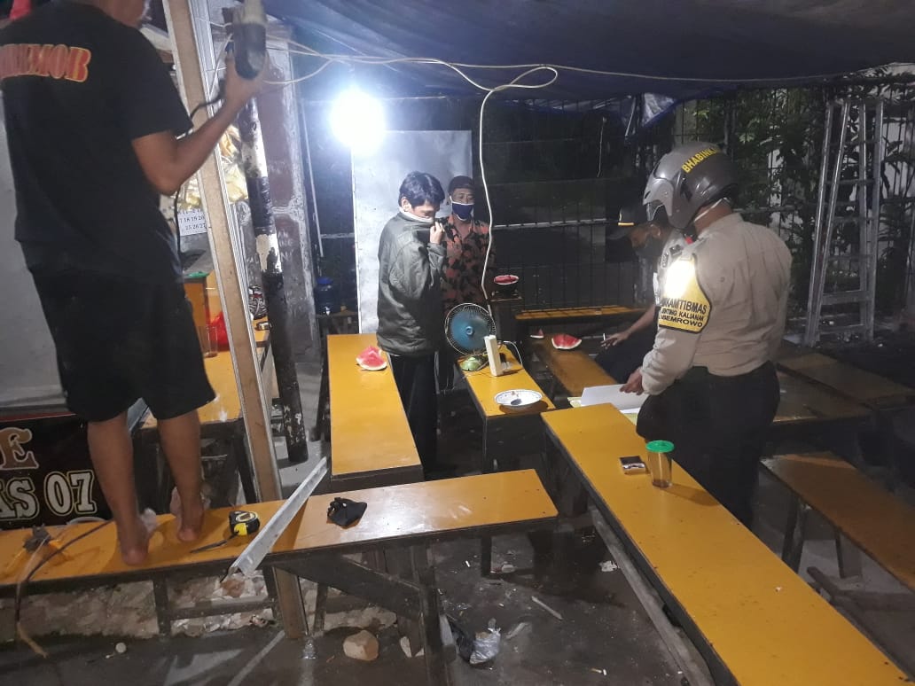 Tegakkan Aturan PSBB, Polsek Asemrowo Bubarkan Pengunjung Warkop