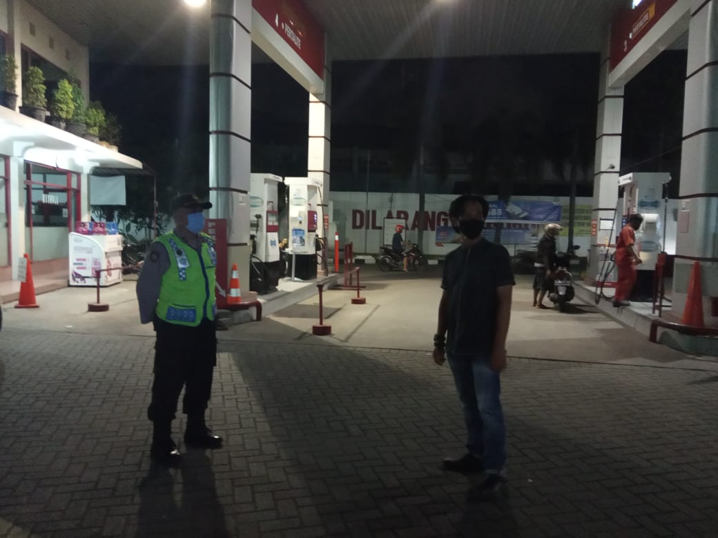 Polsek Semampir Patroli Malam di SPBU, Sampaikan Pesan Waspada Uang Palsu