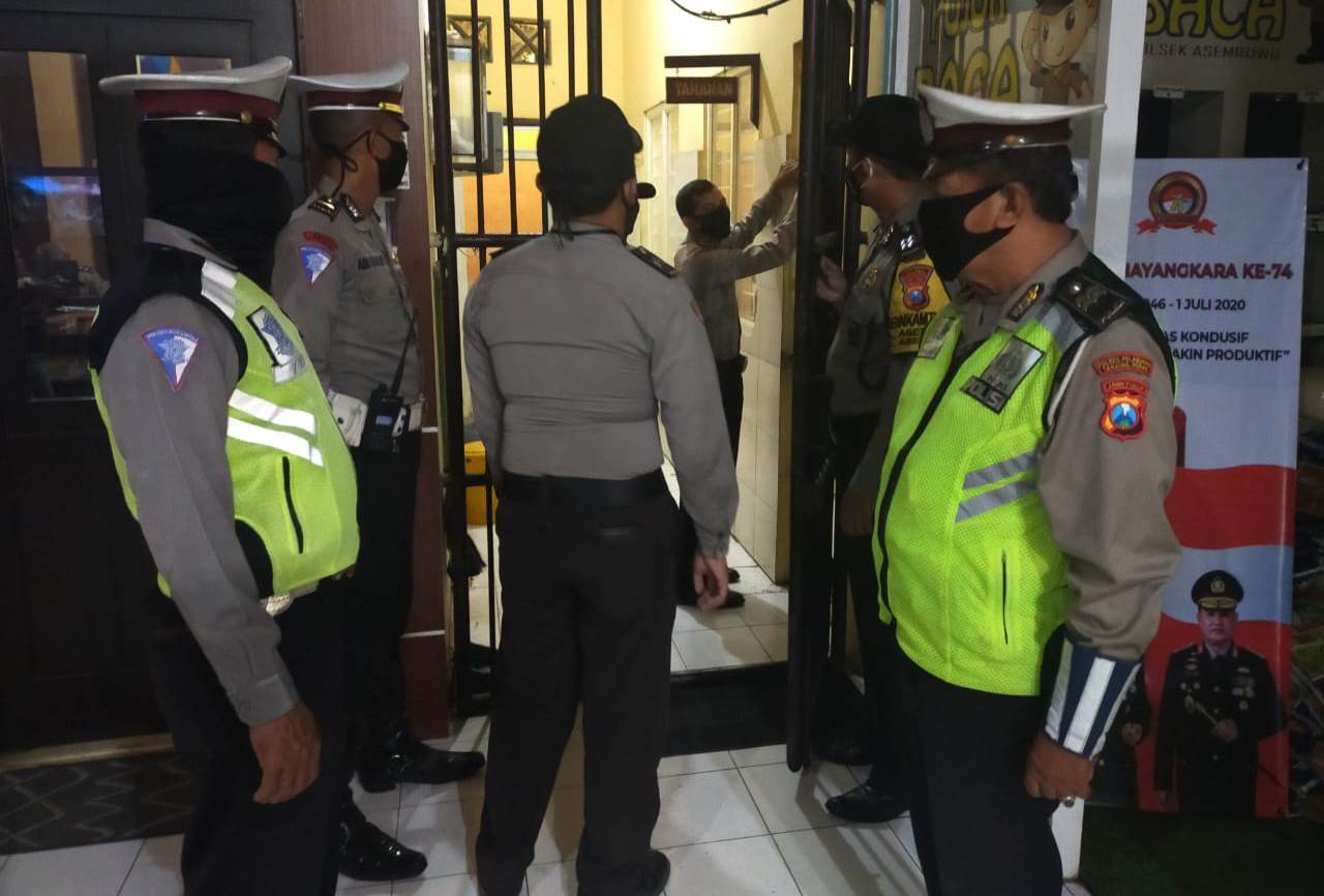 Cegah Penyelundupan Barang Terlarang, Polsek Asemrowo Rutin Lakukan Pengecekan Tahanan