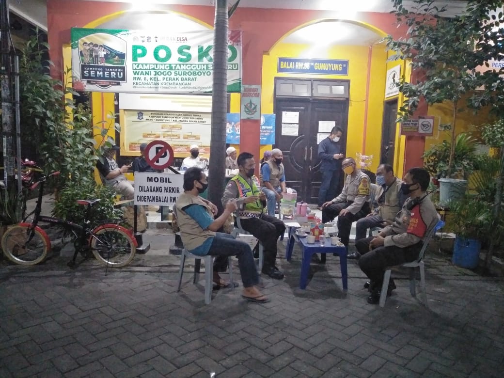 Polsek Krembangan Patroli Malam di Kampung Tangguh, Sampaikan Pesan Waspada Orang Tak Dikenal