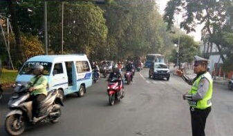 Satlantas Polres Tanjung Perak Atur Lalin di Sekitar Palmboom