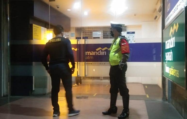 Pantau Keamanan di Kantor Bank, Polsek Pabean Cantikan Gelar Patroli Malam