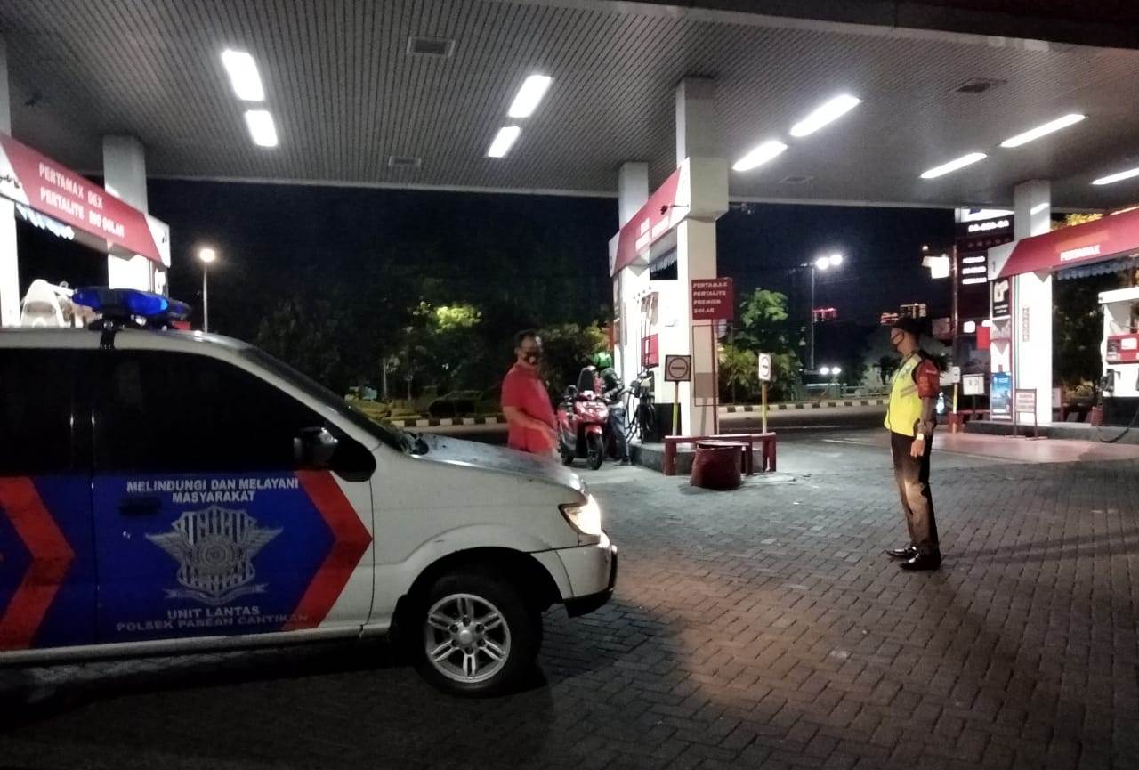 Gelar Patroli di SPBU, Polsek Pabean Cantikan Sampaikan Waspada Kriminalitas