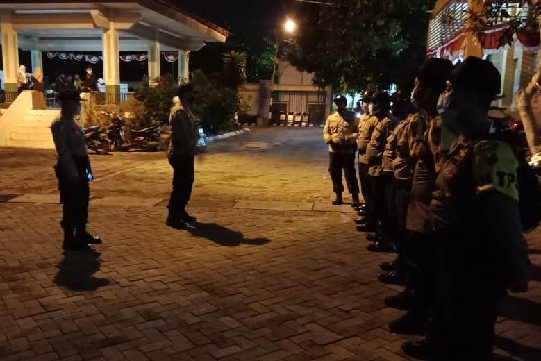 Personil Polsek Kenjeran Lakukan Pengamanan Logistik Pilwali di PPK