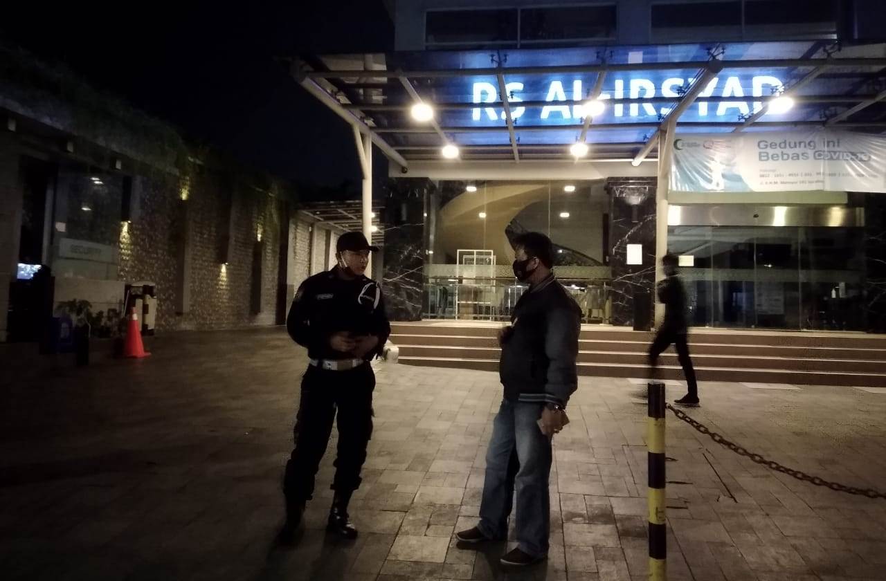 Polsek Pabean Cantikan Gelar Patroli Rutin Rumah Sakit Al Irsyad, Antisipasi Pengambilan Jasad Pasien Covid-19