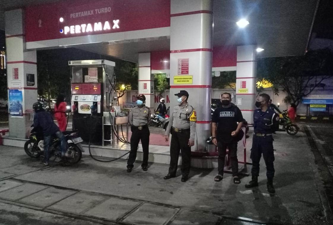 Polsek Asemrowo Patroli SPBU di Malam Hari, Sampaikan Waspada Kriminalitas