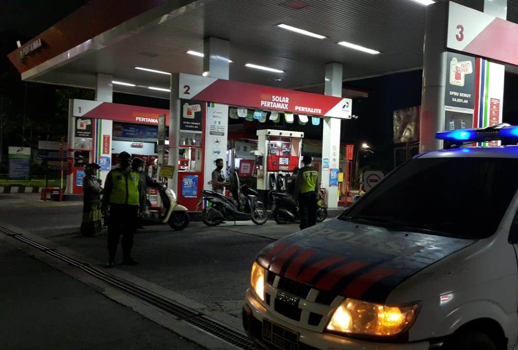 Polsek Pabean Cantikan Gelar Patroli Malam, Sampaikan Himbauan Waspada Uang Palsu Kepada Pekerja SPBU