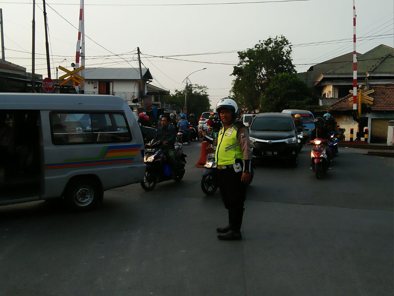 Unit Lantas Polsek Asemrowo Atur lalu Lintas Rutin di Sore Hari