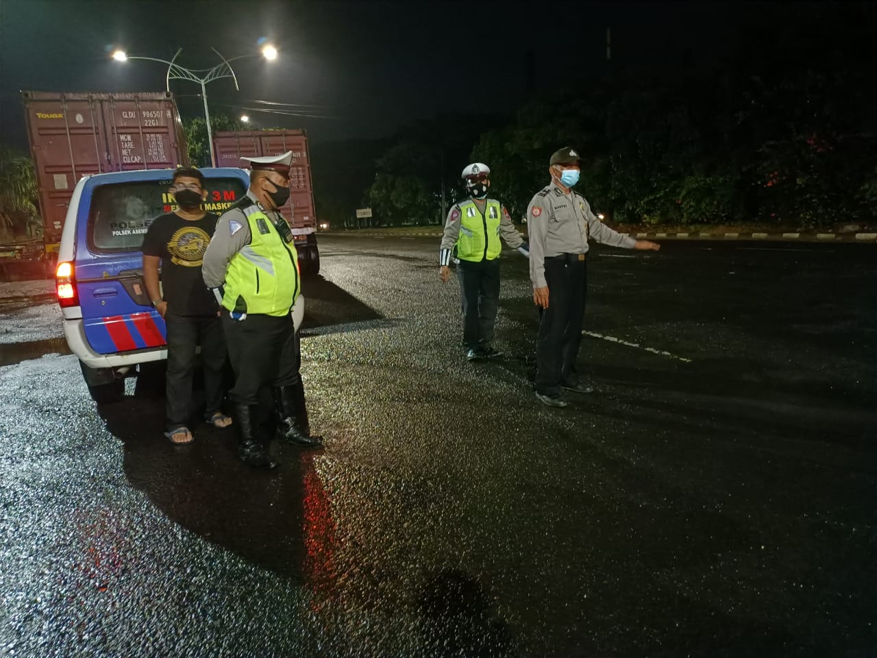 Personil Polsek Asemrowo Lakukan Patroli Mobile di Waktu Malam, Pastikan Kamtibmas Tetap Kondusif