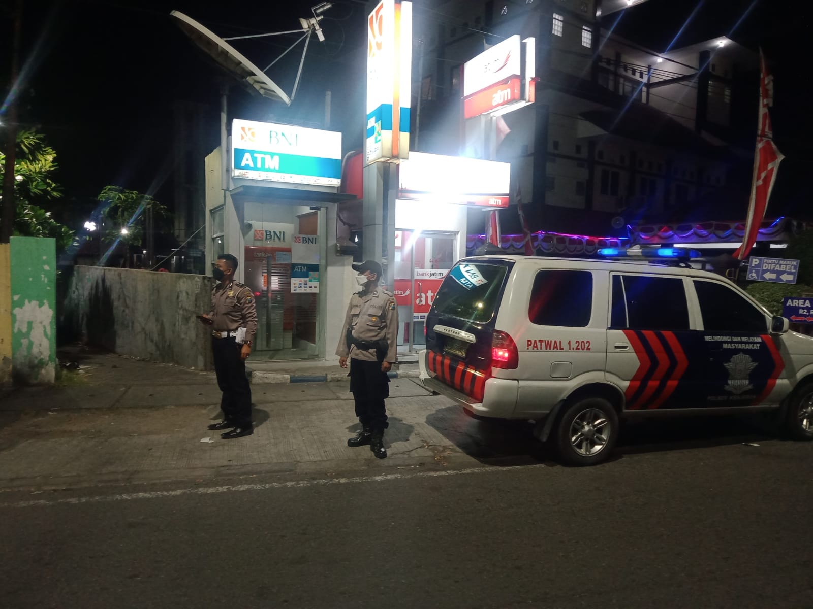 Gelar Patroli Malam di Gerai ATM, Polsek Kenjeran Sampaikan Waspada Orang Tak Dikenal