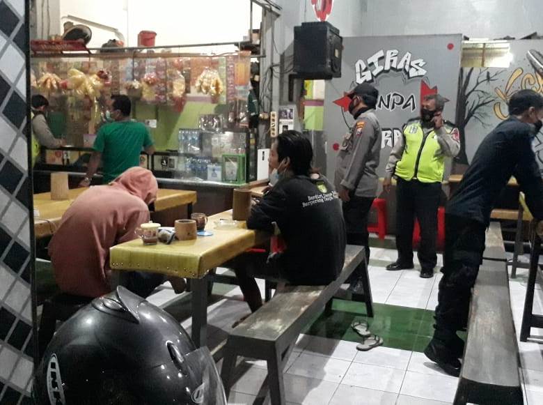 Polsek Asemrowo Lakukan Operasi Jam Malam di Warkop Bersama Koramil & Linmas