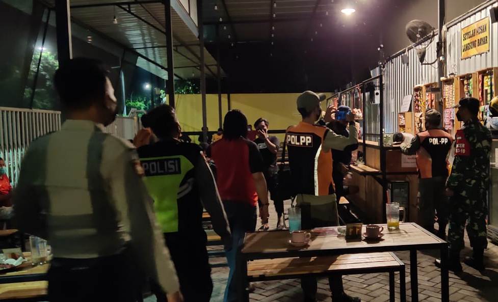 Polsek Krembangan Gelar Operasi Jam Malam Bareng Satpol PP & Koramil, Cegah Kerumunan Massa
