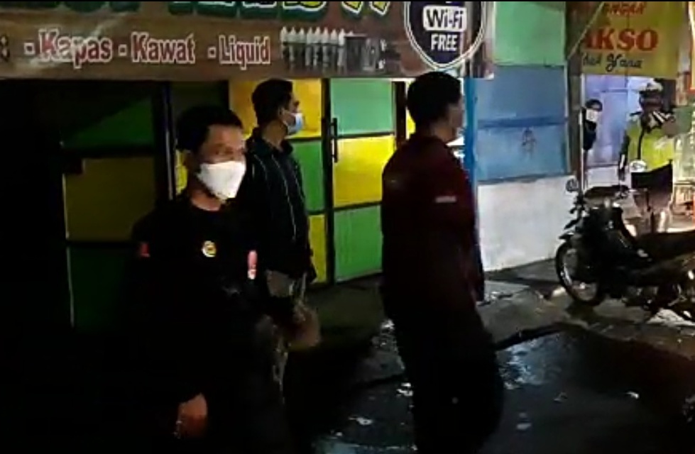 Polsek Asemrowo Gelar Operasi Pemberlakuan Jam Malam Bareng Linmas, Cegah Kerumunan