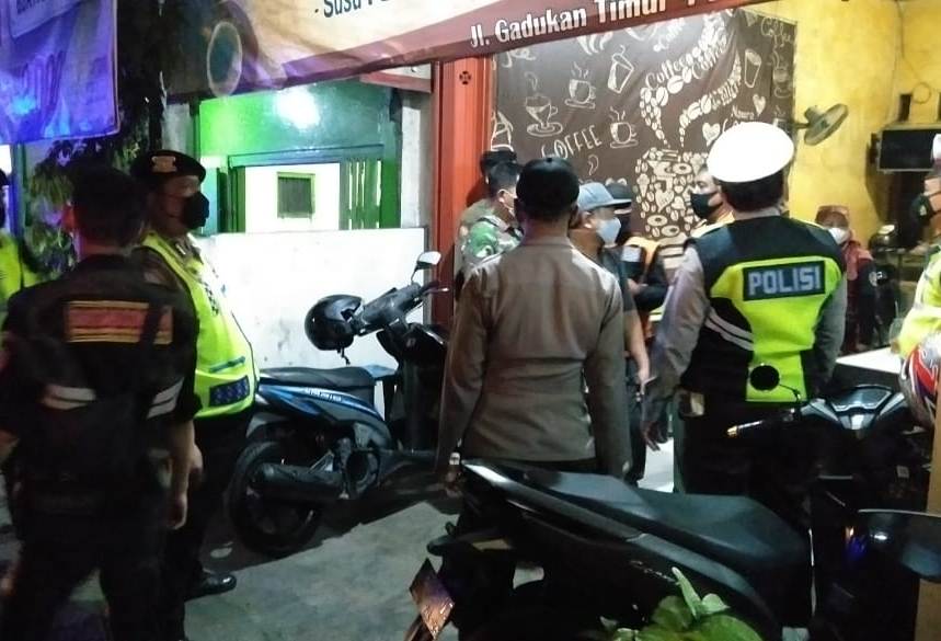 Bareng Instansi Samping, Polsek Krembangan Gelar Operasi Jam Malam & Penertiban Masker, Sasar Warung-Warung di Tambak Asri