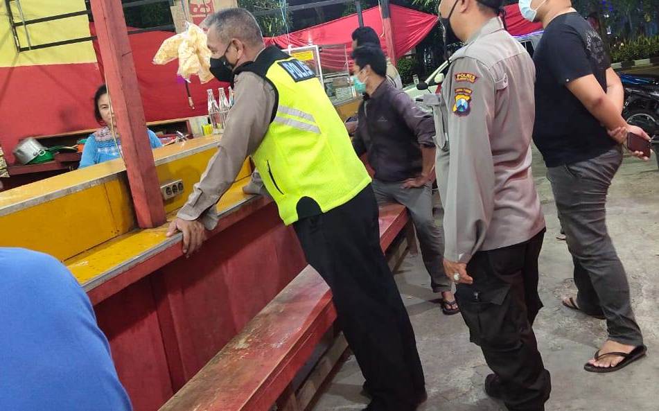 Sasar Warung-Warung & Toko, Polsek Krembangan Gelar Operasi Jam Malam