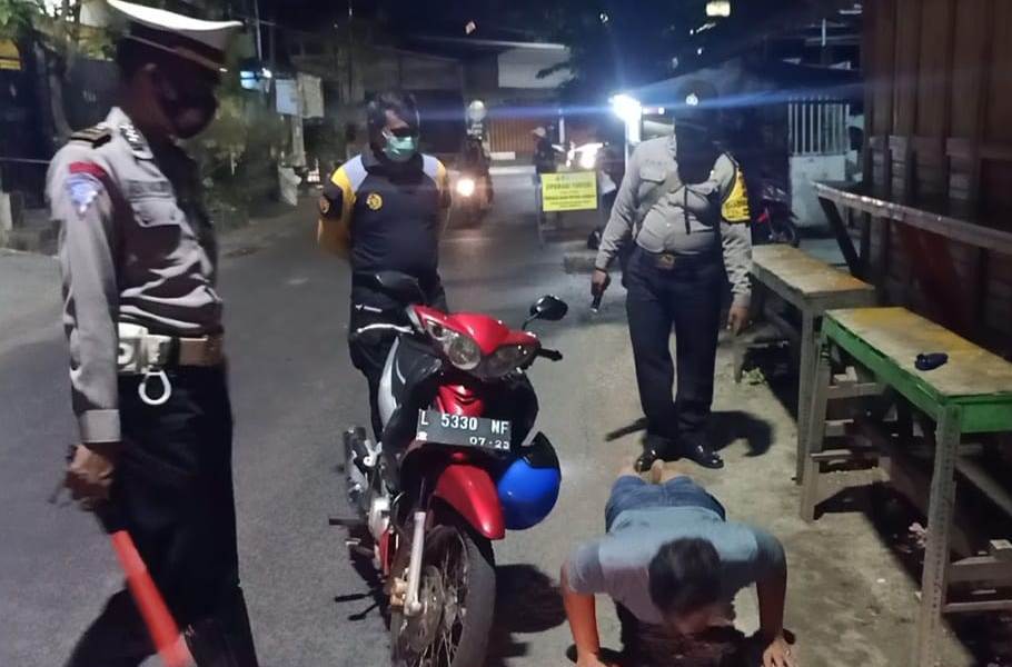 Tekan Penyebaran Covid-19, Polsek Asemrowo Gencar Lakukan Operasi Penertiban Masker