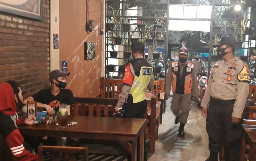 Personil Polsek Krembangan & Satpol PP Sambang Warkop, Lakukan Operasi Penertiban Masker