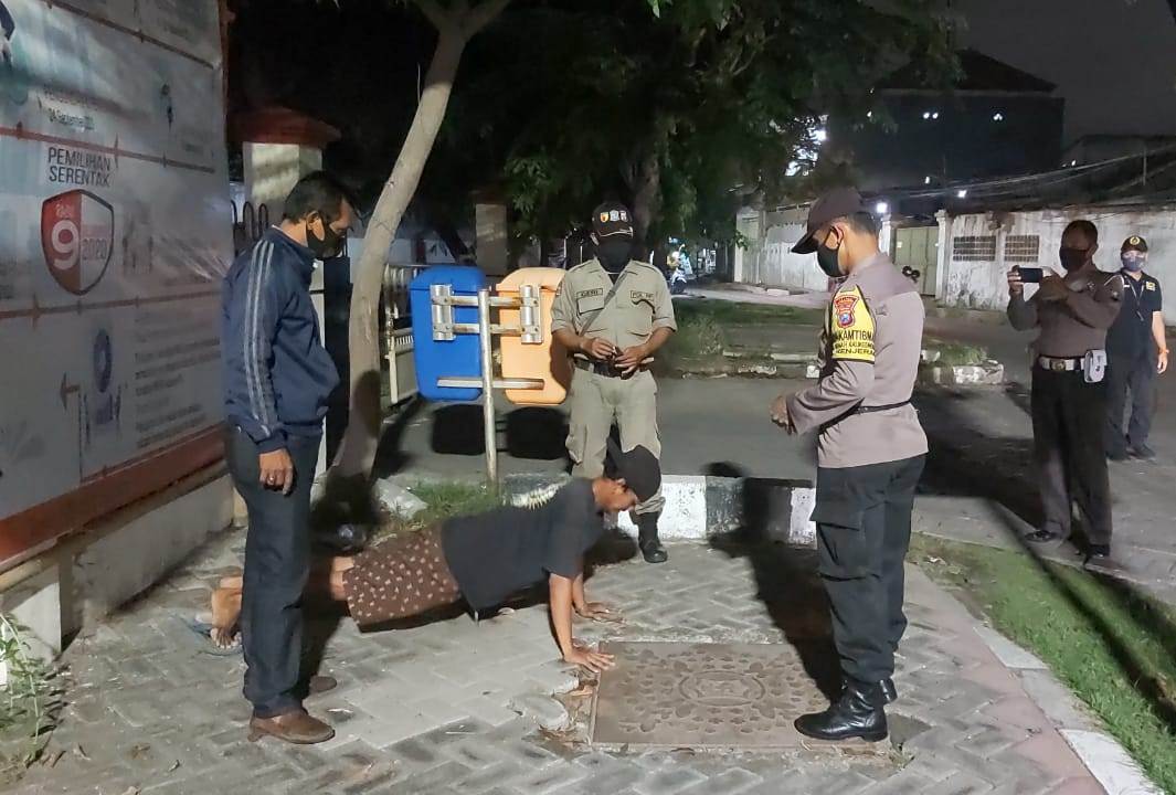 Polsek Kenjeran Lakukan Operasi Penertiban Masker, Putus Penyebaran Covid-19