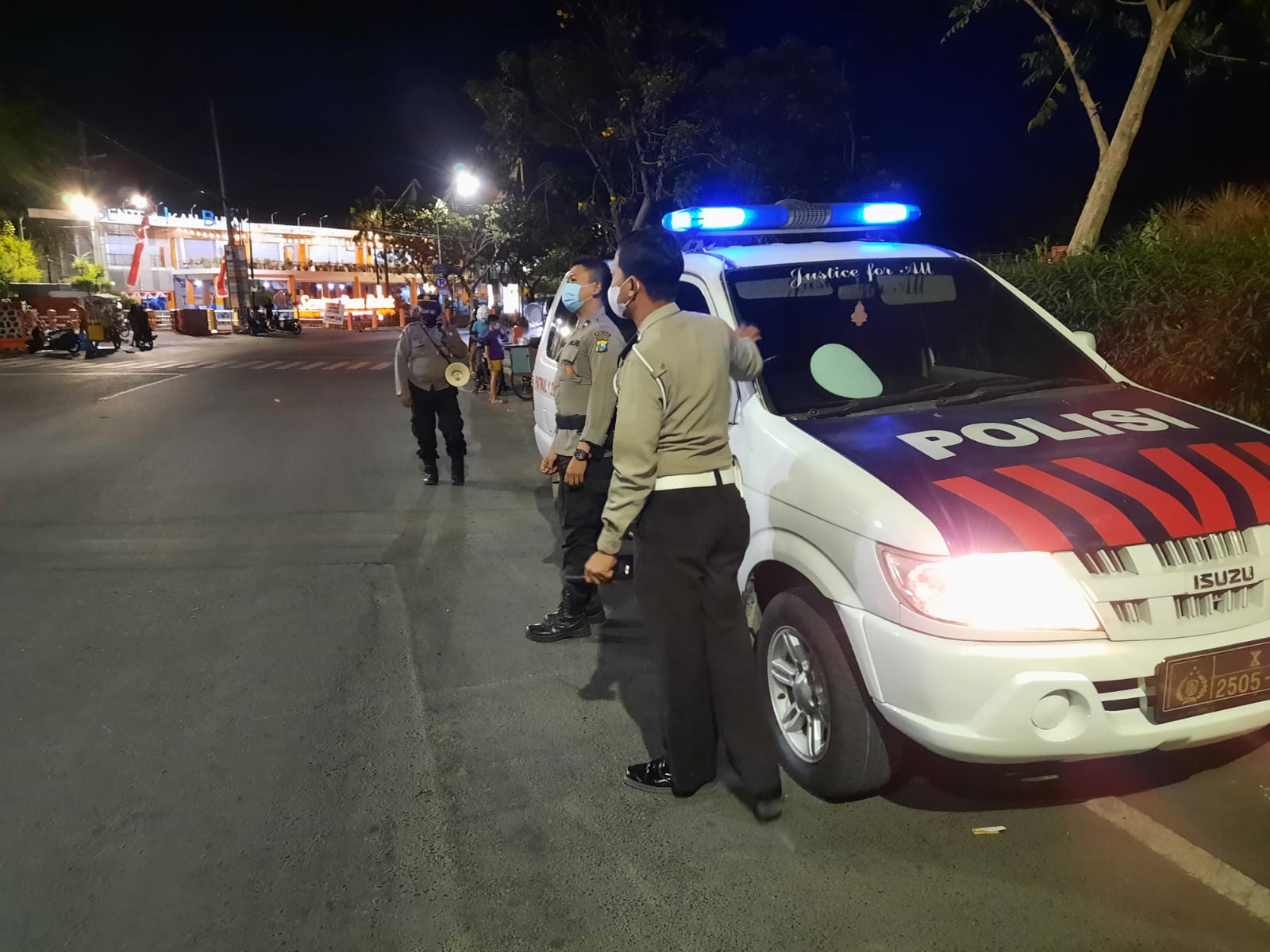 Personil Polsek Kenjeran Bubarkan Kerumunan di Taman Suroboyo Dalam Rangka Penerapan Pemberlakuan PPKM Darurat