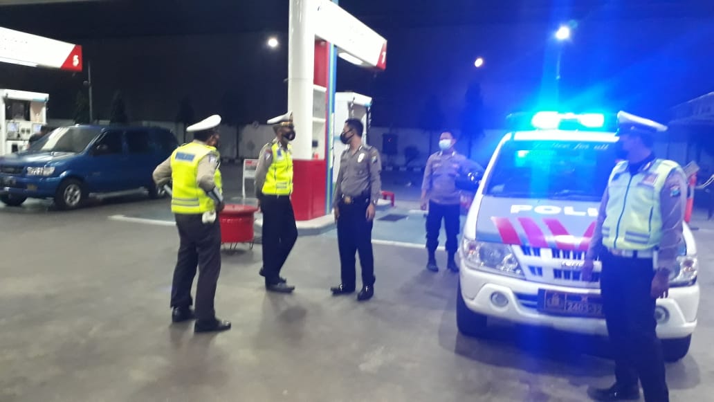 Polsek Asemrowo Sambang SPBU Dalam Rangka Patroli Malam