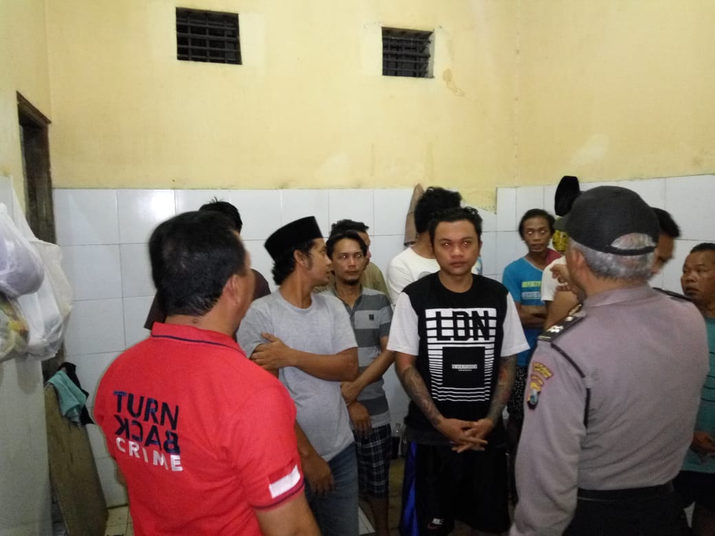 Polsek Asemrowo Cek Tahanan Rutin Usai Apel Malam