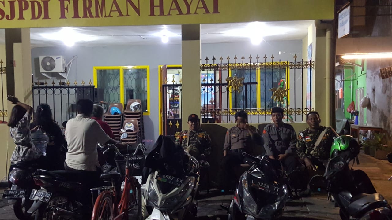Personil Polsek Semampir PAM Kebaktian Malam Tahun Baru di Gereja Bahtera Hayat