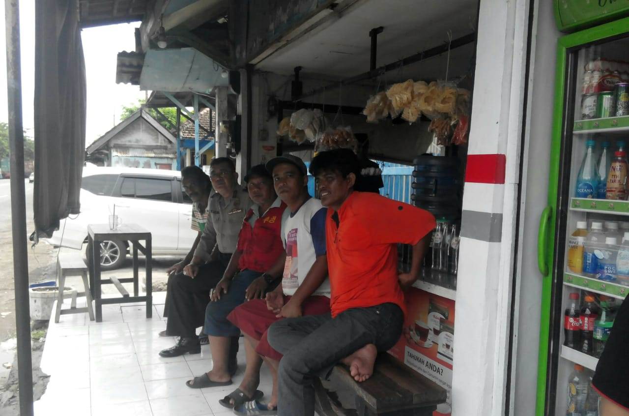 Cegah Kecelakaan, Babinkamtibmas Pegirian Himbau Para Sopir Tertib Berlalu Lintas