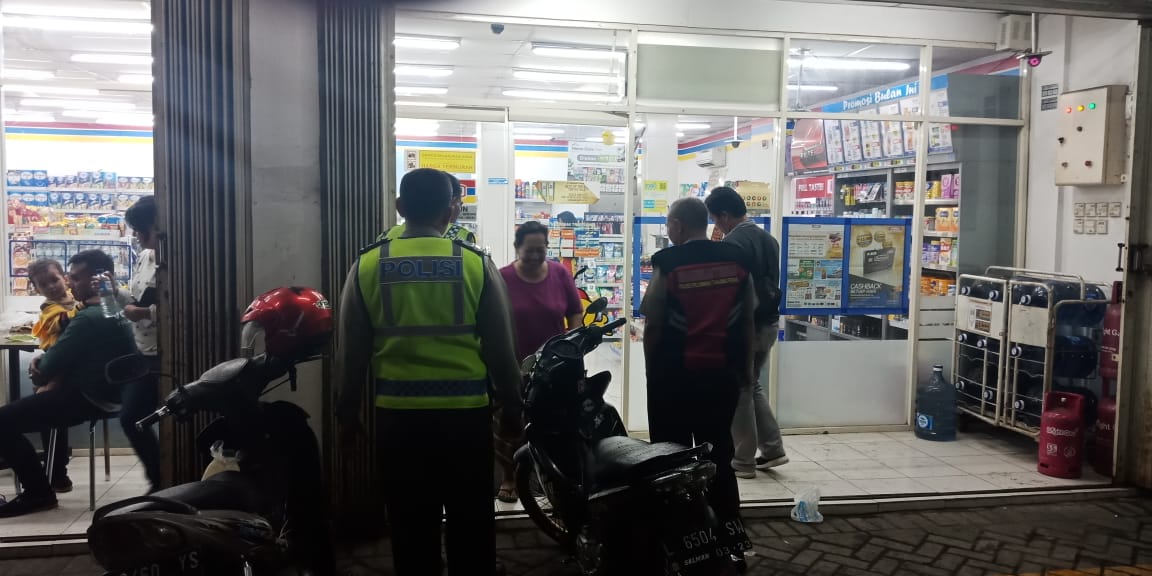 Patroli Malam di Mini Market, Polsek Asemrowo Titip Pesan Waspada Uang Palsu