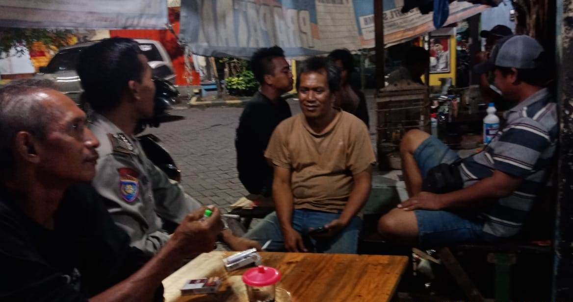 Babinkamtibmas Dupak Sampaikan Waspada Curanmor Ke Pengunjung Warung